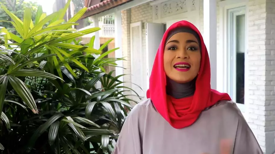 Penampakan rumah Dewi Hughes YouTube