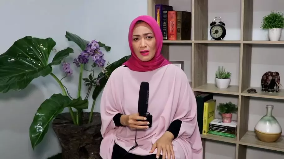 Penampakan rumah Dewi Hughes YouTube