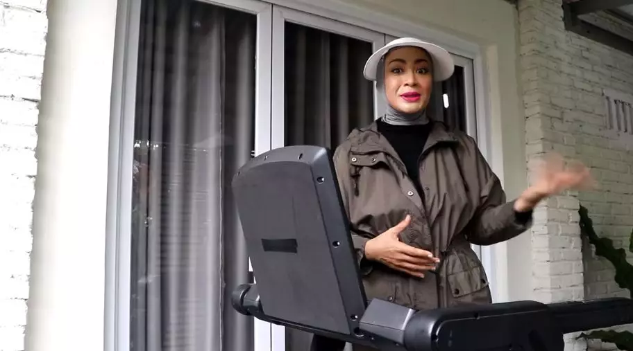 Penampakan rumah Dewi Hughes YouTube