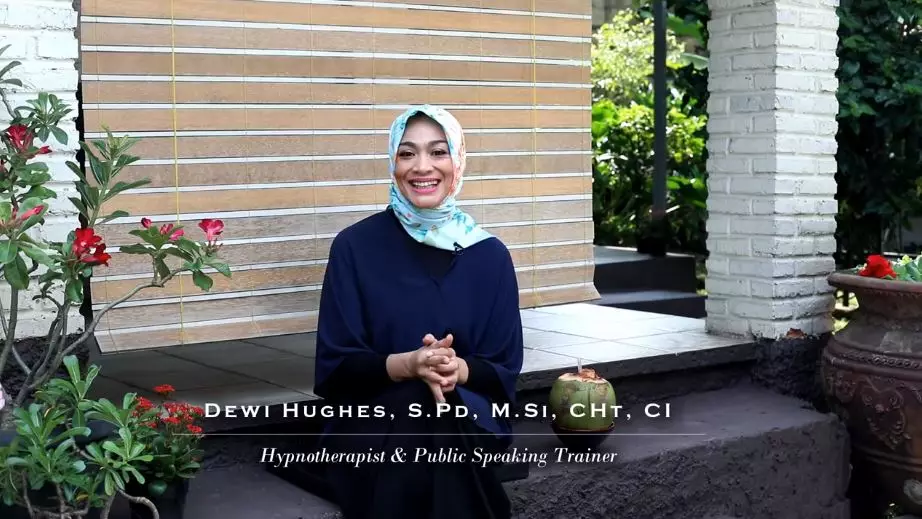 Penampakan rumah Dewi Hughes YouTube