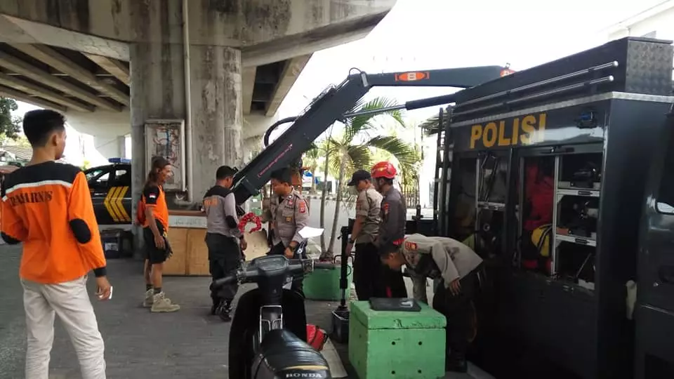 Aksi heroik 3 jam evakuasi kucing facebook Aksi heroik 3 jam evakuasi kucing facebook