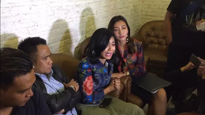 Karen Pooroe alami KDRT © 2019 kapanlagi.com Karen Pooroe alami KDRT © 2019 kapanlagi.com