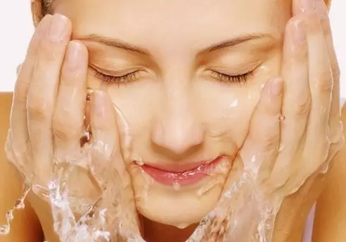 Cara membersihkan wajah yang benar Istimewa Cara membersihkan wajah yang benar Istimewa
