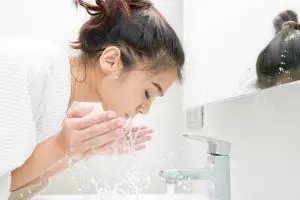 7 Cara membersihkan wajah yang benar agar tidak merusak kulit