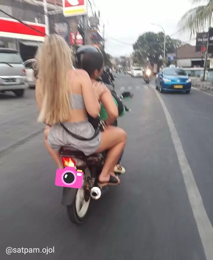 driver ojek online bonceng dua bule © berbagai sumber