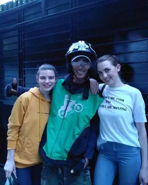 driver ojek online bonceng dua bule © berbagai sumber