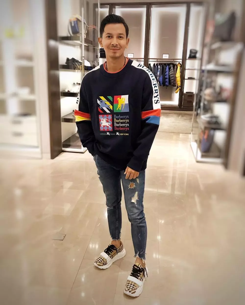 seleb nyeleneh ATM  berbagai sumber  seleb nyeleneh ATM  berbagai sumber