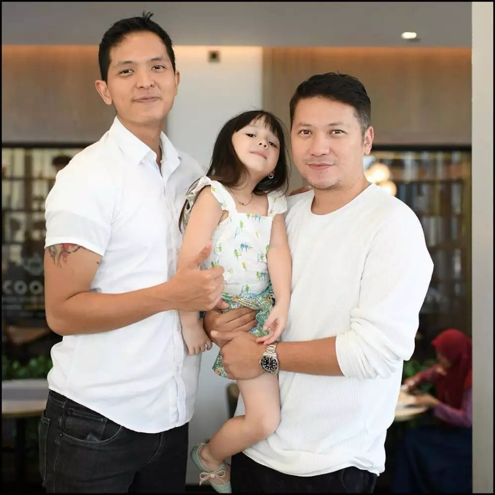 seleb beda ibu © 2019 brilio.net