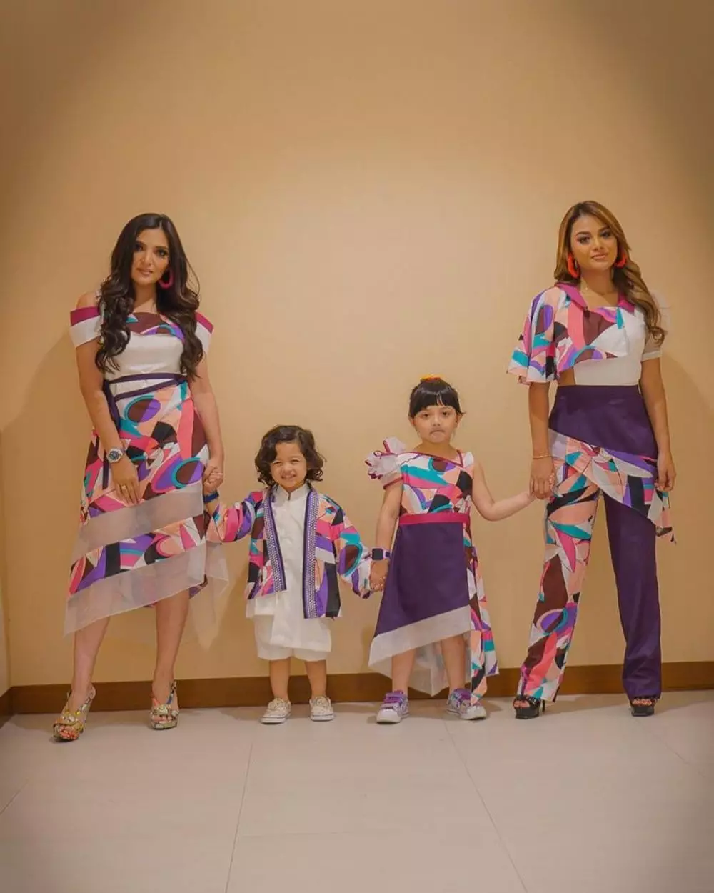 seleb beda ibu © 2019 brilio.net