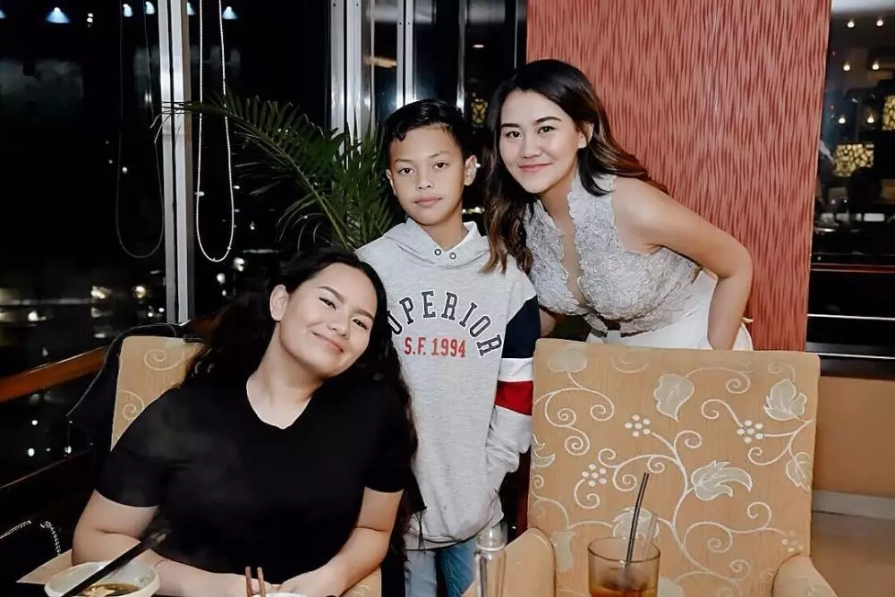 seleb beda ibu © 2019 brilio.net