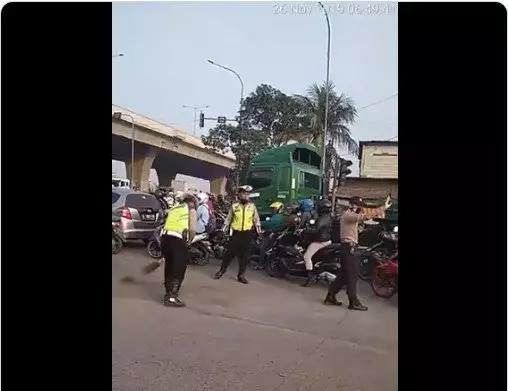 polisi menyapu istimewa