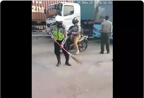 polisi menyapu istimewa