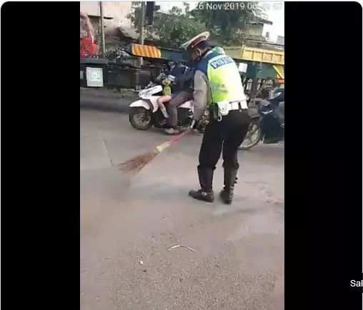 polisi menyapu istimewa