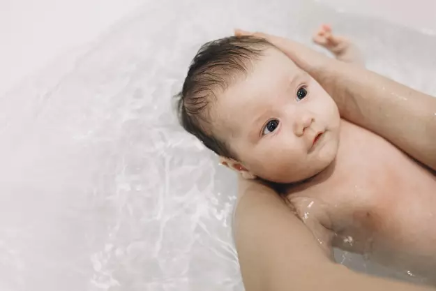 mengatasi kulit kering bayi © 2019 freepik.com mengatasi kulit kering bayi © 2019 freepik.com