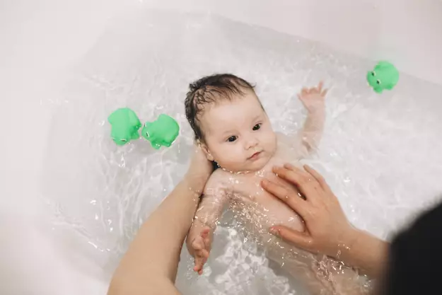 mengatasi kulit kering bayi © 2019 freepik.com mengatasi kulit kering bayi © 2019 freepik.com