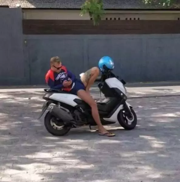 10 momen kebetulan yang bikin ngakak dan gagal fokus © 2019 brilio.net 10 momen kebetulan yang bikin ngakak dan gagal fokus © 2019 brilio.net