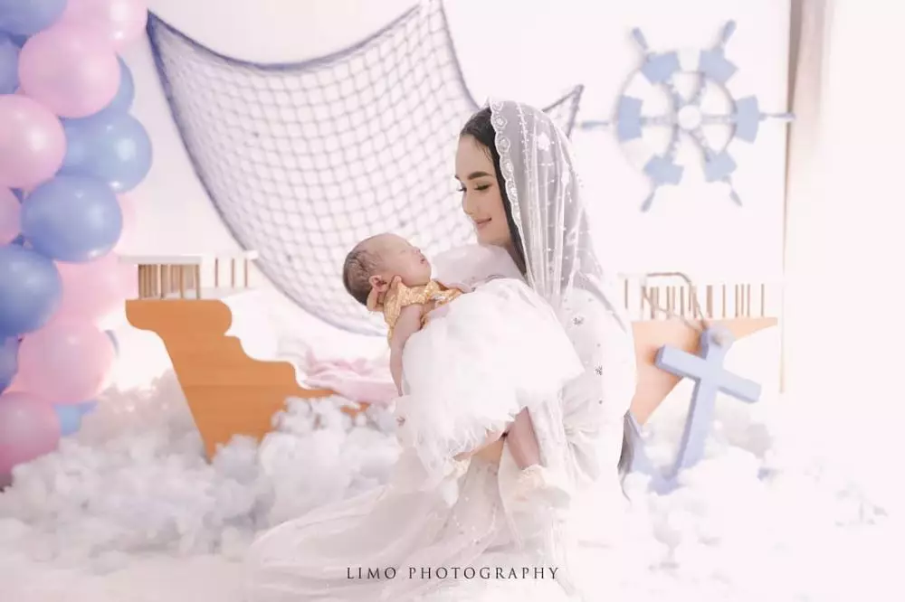 10 Momen akikah anak kedua Faby Marcelia, konsep serba putih instagram 