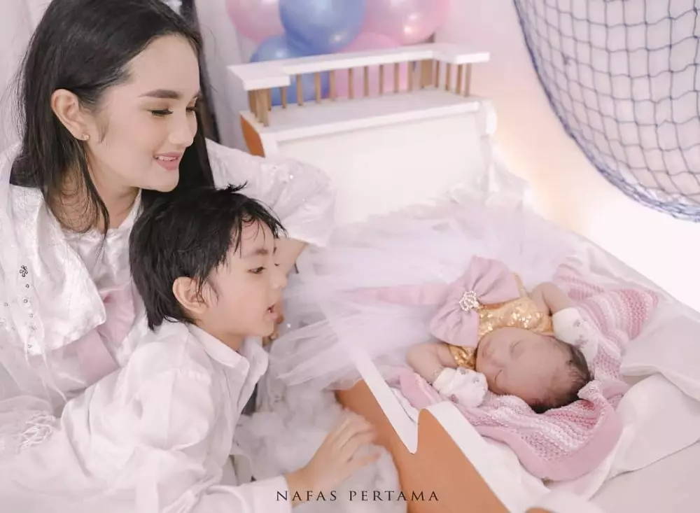 10 Momen akikah anak kedua Faby Marcelia, konsep serba putih instagram 