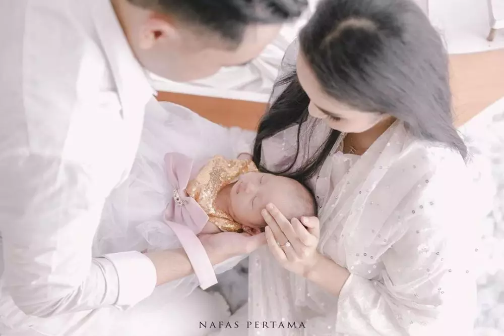 10 Momen akikah anak kedua Faby Marcelia, konsep serba putih instagram 