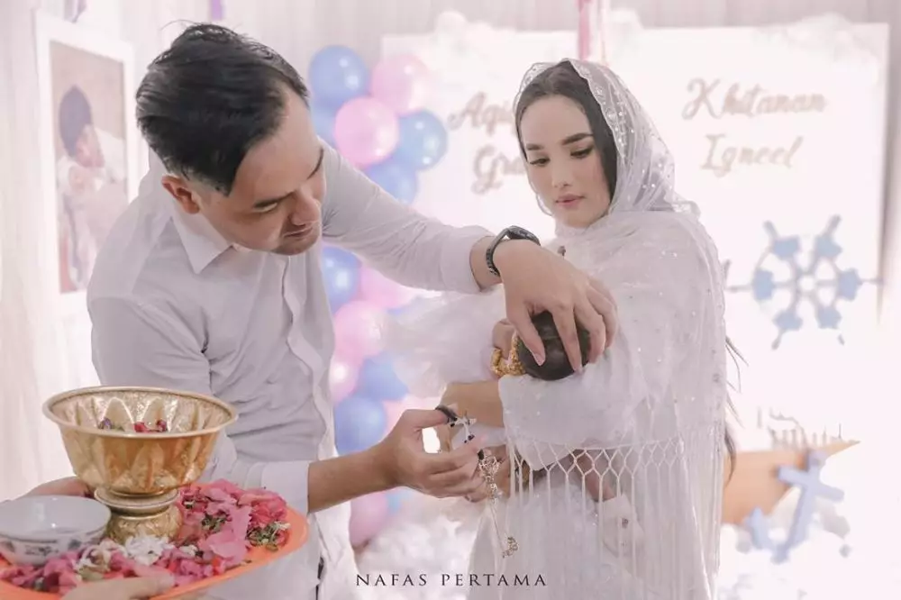 10 Momen akikah anak kedua Faby Marcelia, konsep serba putih instagram 