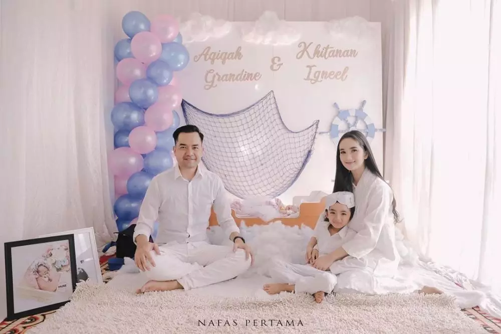 10 Momen akikah anak kedua Faby Marcelia, konsep serba putih instagram 