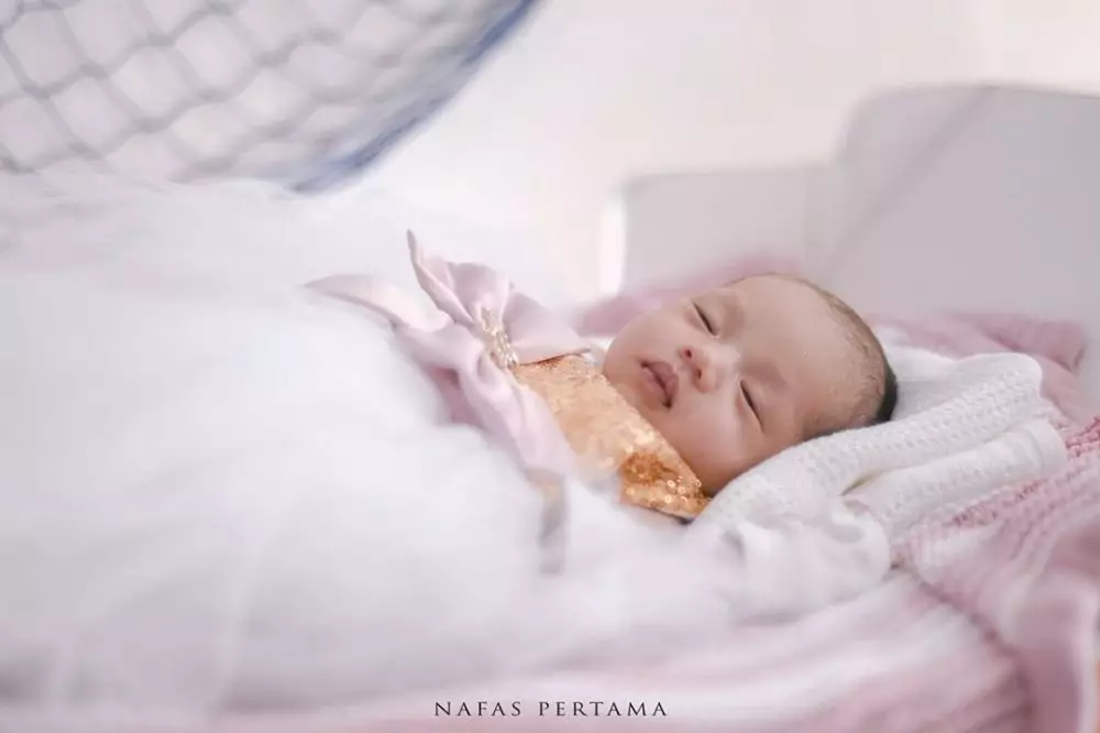 10 Momen akikah anak kedua Faby Marcelia, konsep serba putih instagram 