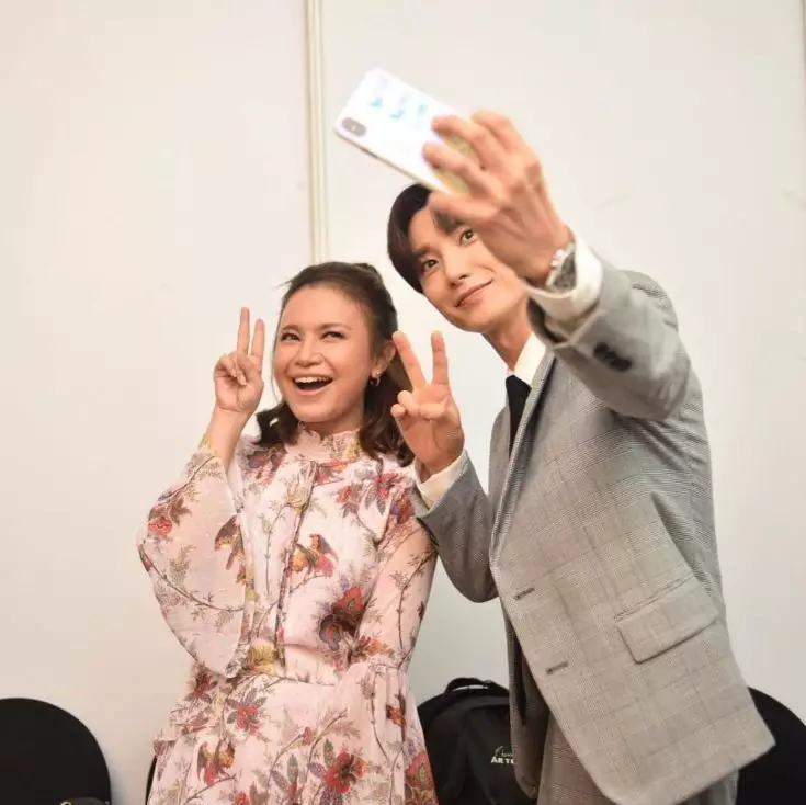 Seleb cantik Indonesia selfie bareng artis Korea Instagram  Seleb cantik Indonesia selfie bareng artis Korea Instagram