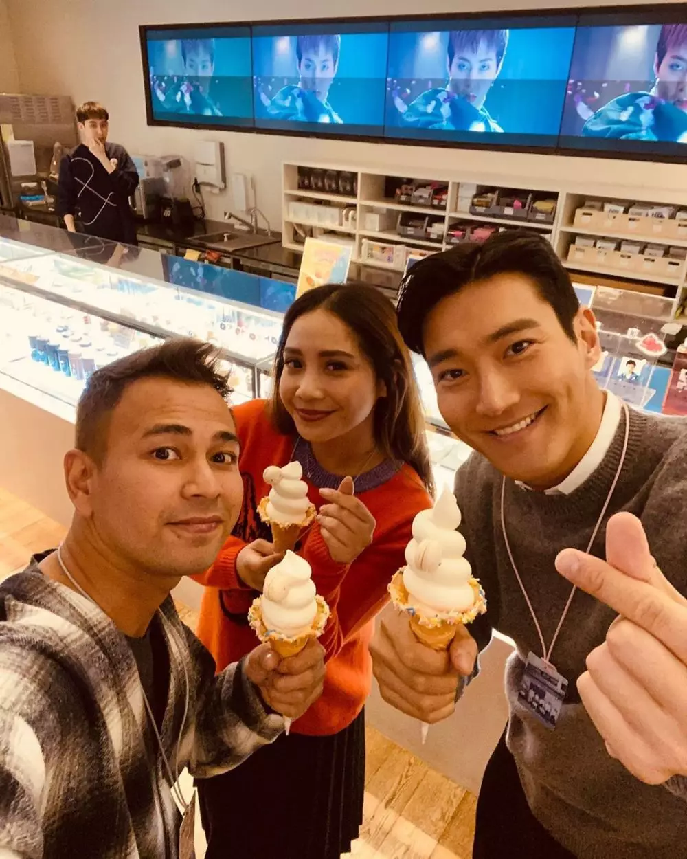 Seleb cantik Indonesia selfie bareng artis Korea Instagram  Seleb cantik Indonesia selfie bareng artis Korea Instagram