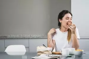 12 Cara menurunkan berat badan setelah melahirkan, efektif & aman