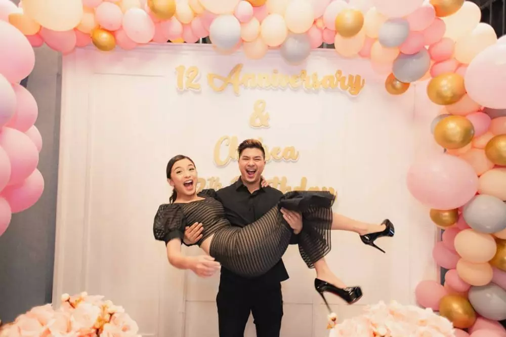 Sah suami-istri, gaya gendongan 8 pasang seleb ini jadi sorotan instagram 