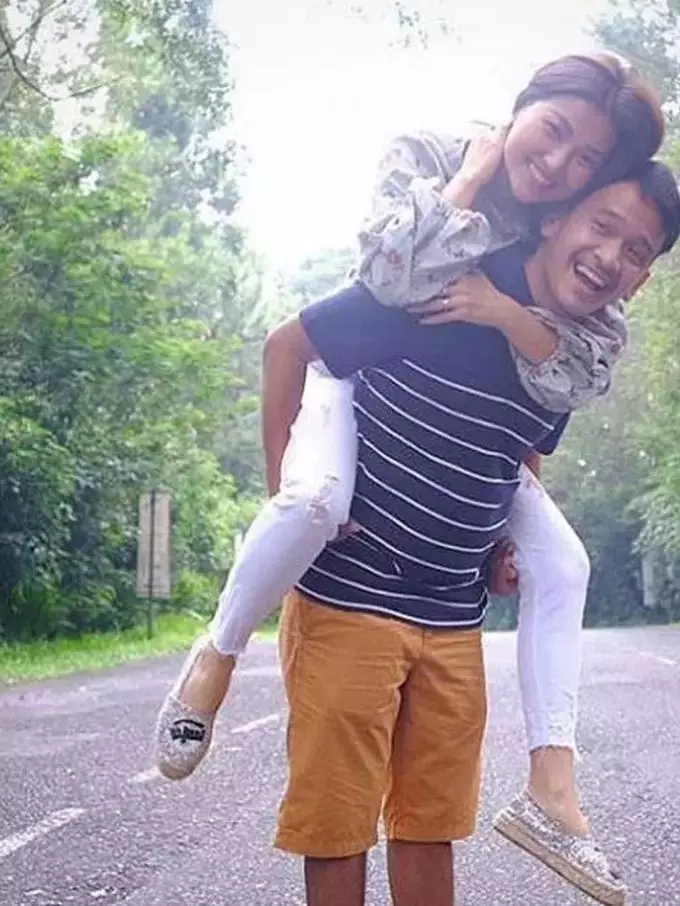 Sah suami-istri, gaya gendongan 8 pasang seleb ini jadi sorotan instagram 