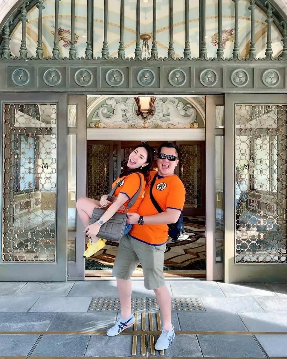 Sah suami-istri, gaya gendongan 8 pasang seleb ini jadi sorotan instagram 