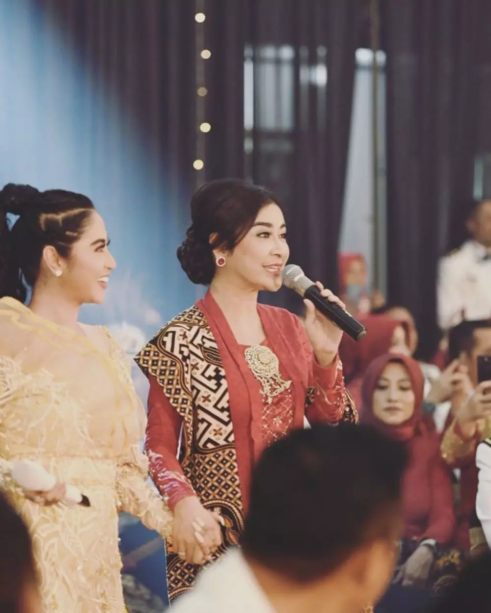 Uut Permatasari dan Dewi Perssik manggung bareng Instagram Uut Permatasari dan Dewi Perssik manggung bareng Instagram