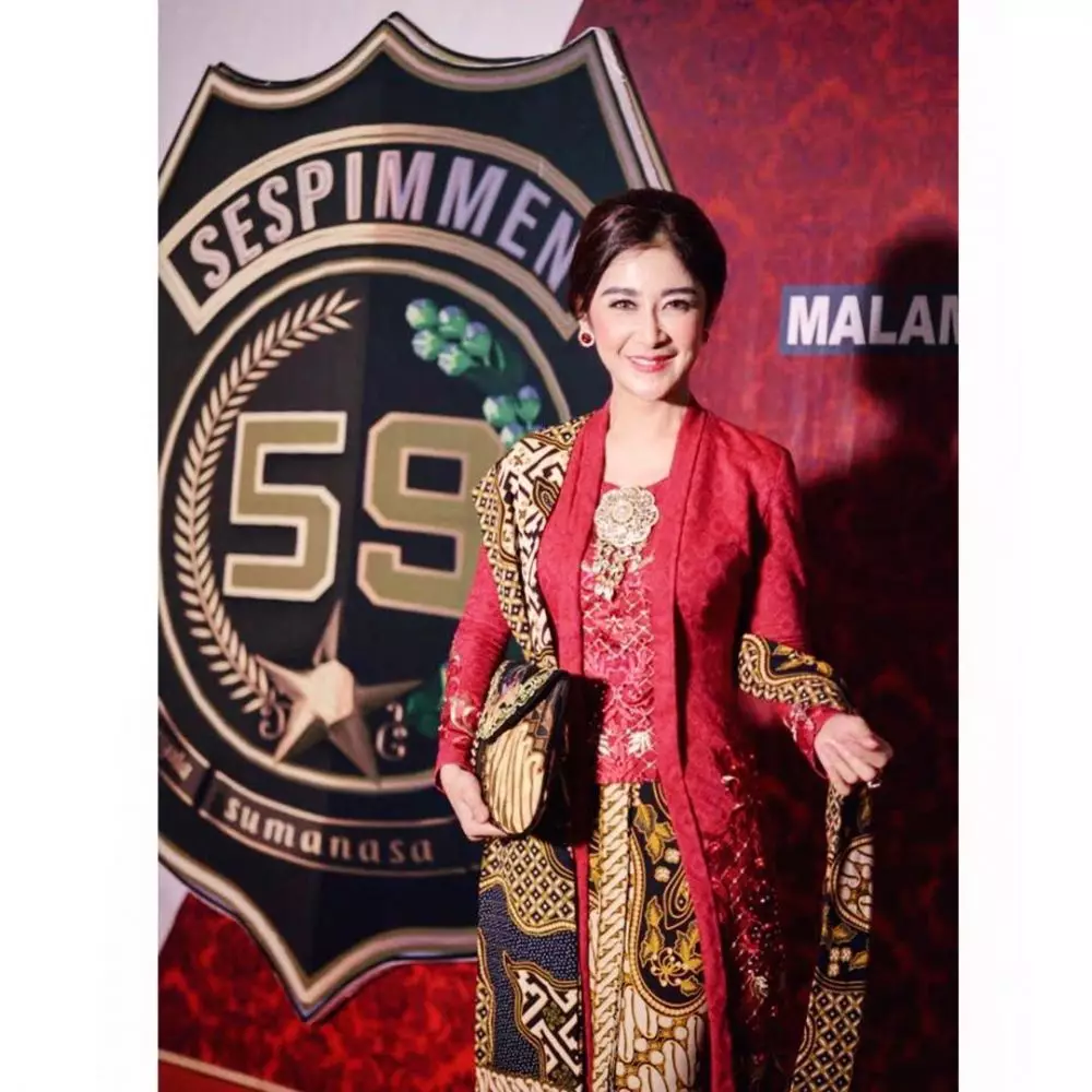 Uut Permatasari dan Dewi Perssik manggung bareng Instagram Uut Permatasari dan Dewi Perssik manggung bareng Instagram