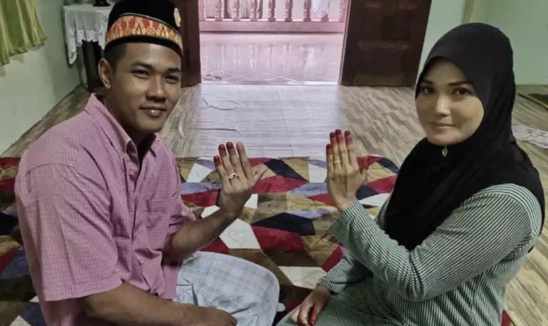 pengantin terjebak banjir jelang akad nikah © 2019 worldofbuzz.com
