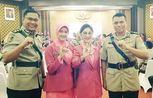 uut permatasari pakai seragam bhayangkari  Instagram