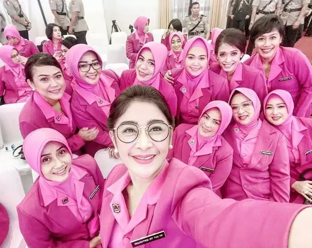 uut permatasari pakai seragam bhayangkari  Instagram