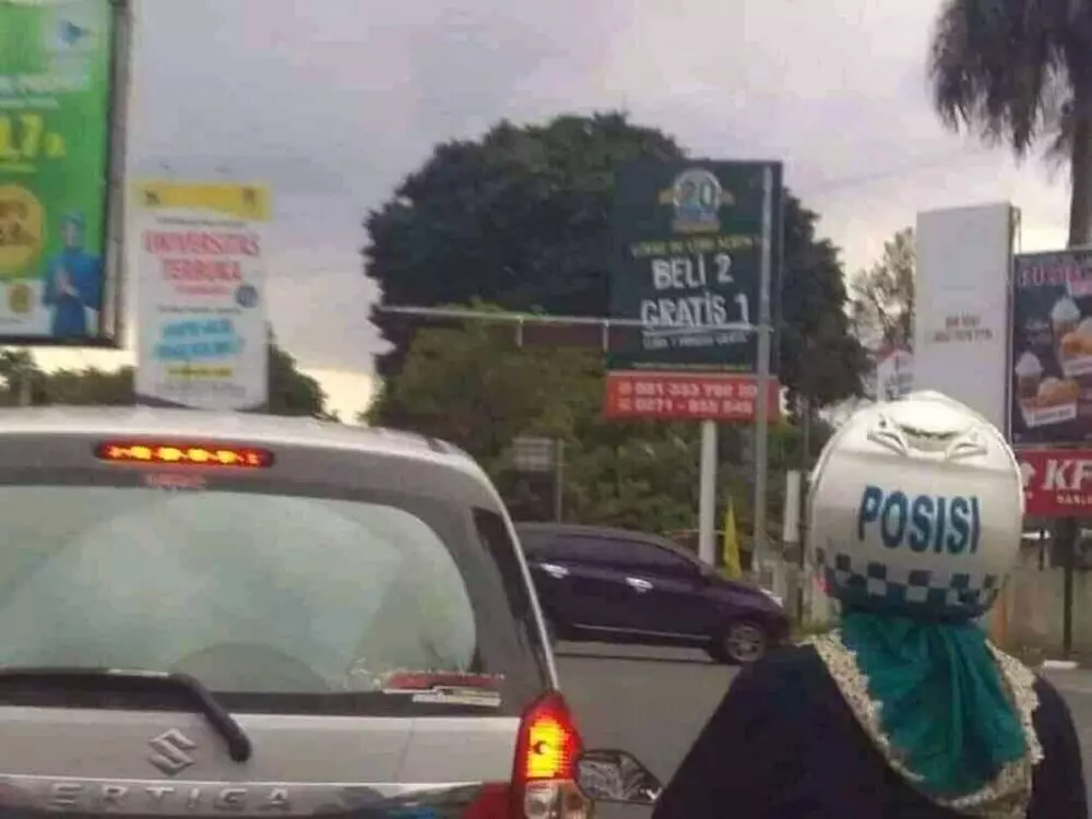 potret orang pakai helm lucu © 2019 1cak.com