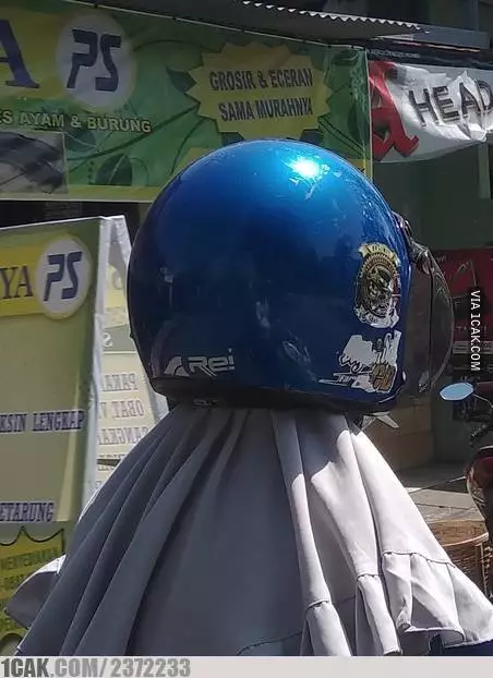 potret orang pakai helm lucu © 2019 1cak.com