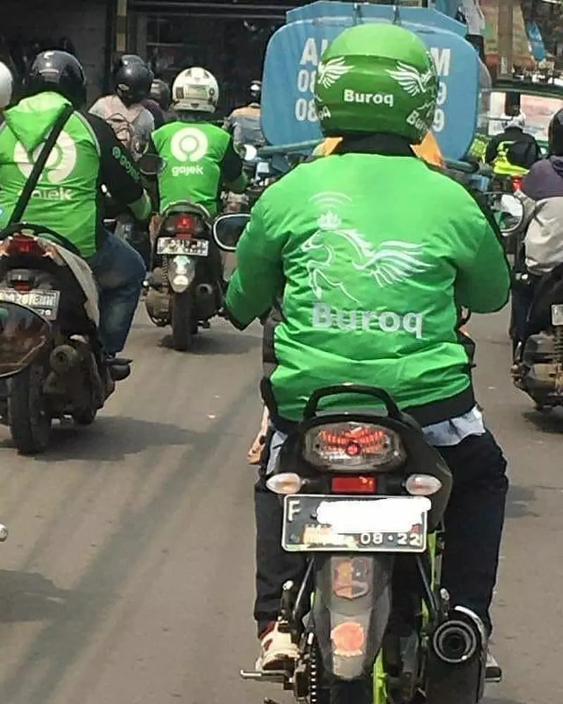 potret orang pakai helm lucu © 2019 1cak.com