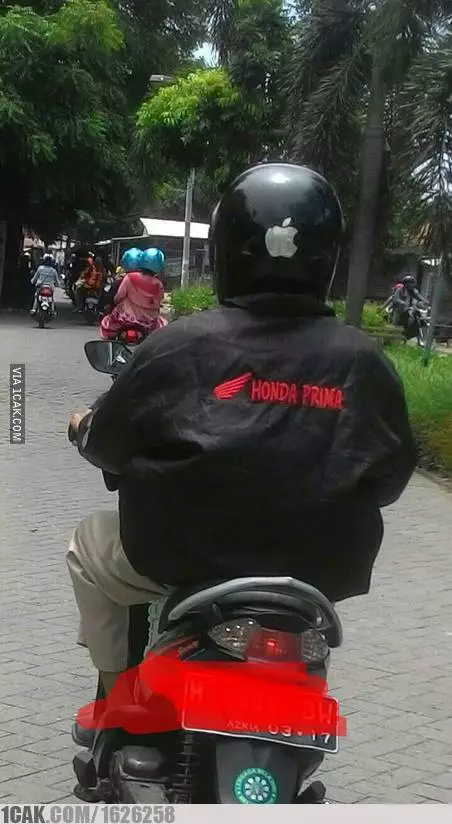 potret orang pakai helm lucu © 2019 1cak.com