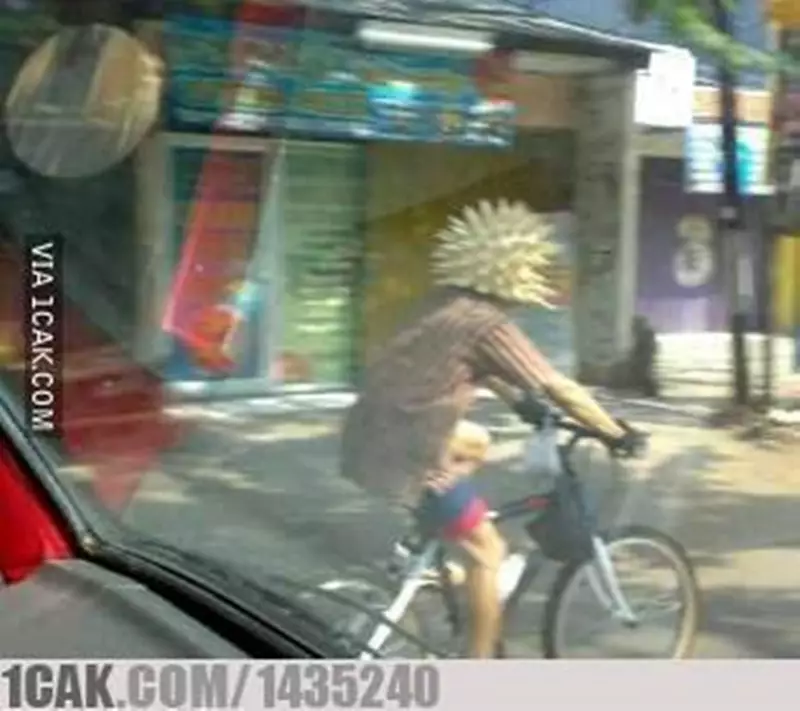 potret orang pakai helm lucu © 2019 1cak.com