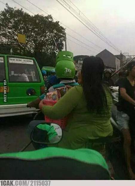 potret orang pakai helm lucu © 2019 1cak.com