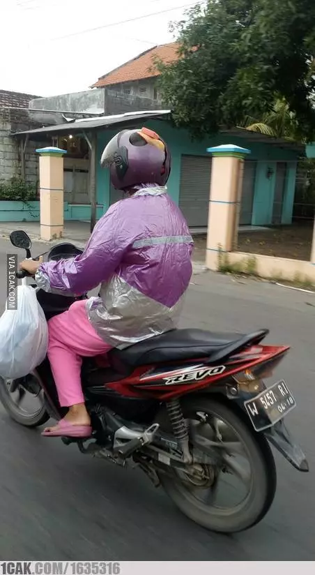 potret orang pakai helm lucu © 2019 1cak.com