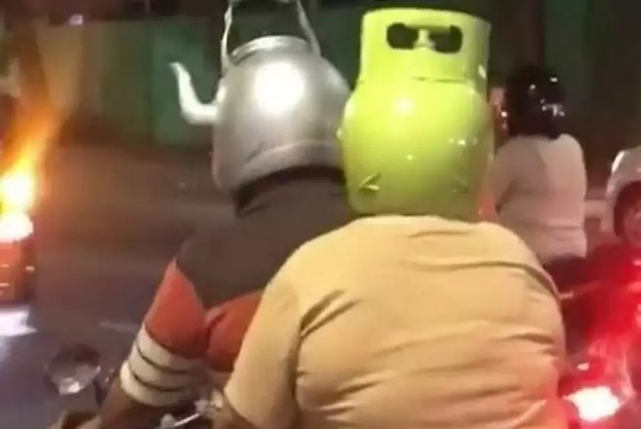 potret orang pakai helm lucu © 2019 1cak.com