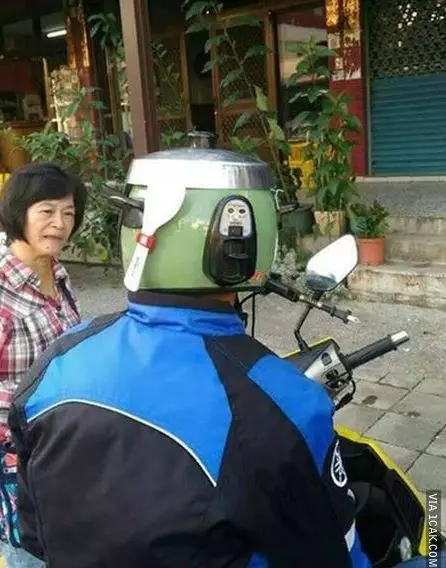 potret orang pakai helm lucu © 2019 1cak.com