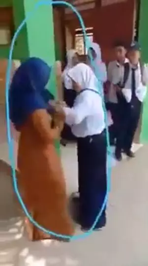 Viral guru dan murid berantem gara-gara HP disita, bikin miris YouTube/ @Video Facebook