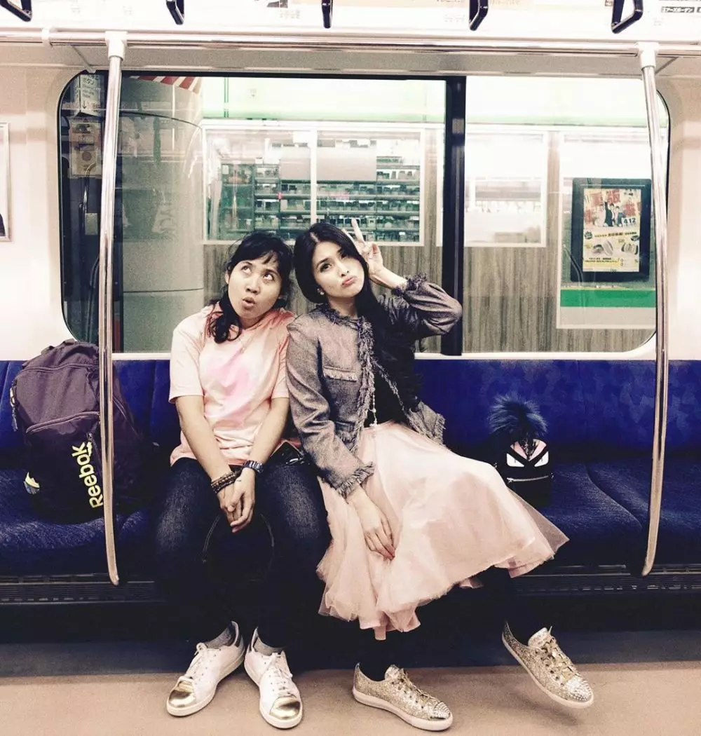 Sandra Dewi dan asisten  Instagram 