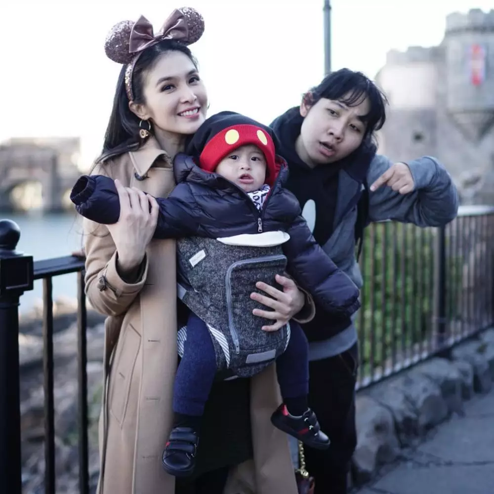 Sandra Dewi dan asisten  Instagram 