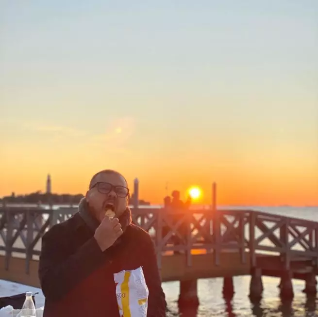 gaya joko anwar saat sunset Instagram